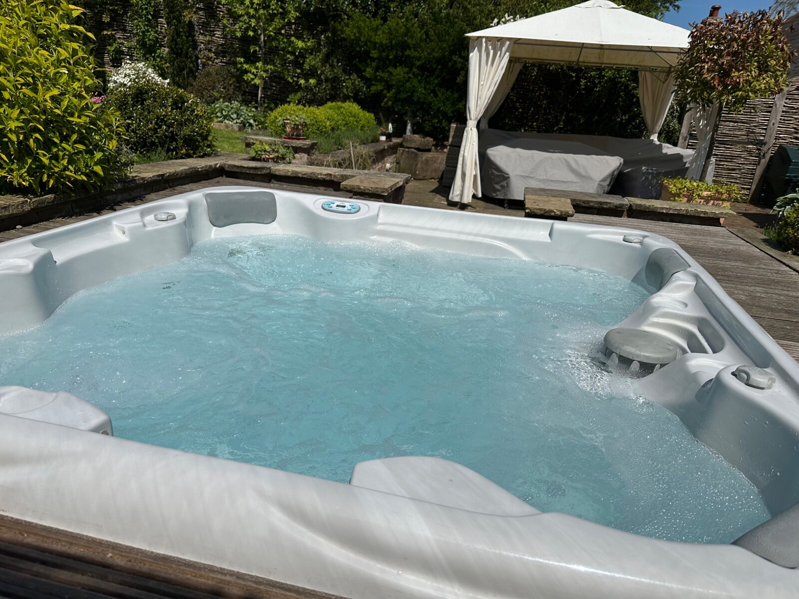 The bubbling hot tub in the garden at Jolls Cottage
